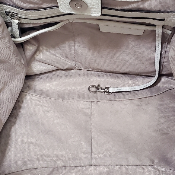 MICHAEL KORS Dalia Pebbled Leather Shoulder Bag in White - Picture 6 of 10